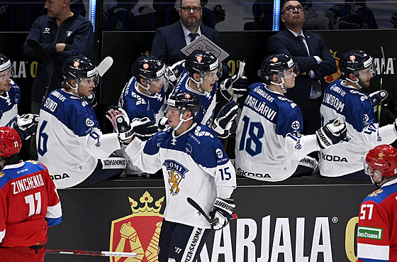 Radost finských hokejist v utkání proti Rusku.