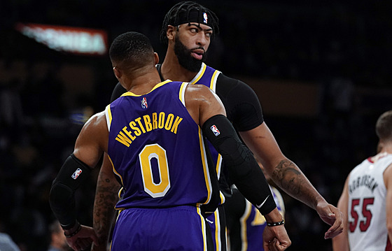 Russell Westbrook a Anthony Davis z LA Lakers oslavují úspnou akci.