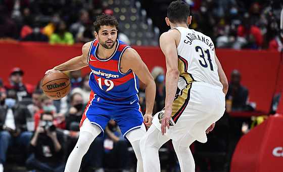 Raul Neto z Washingtonu a Tomá� Satoranský z New Orleans.