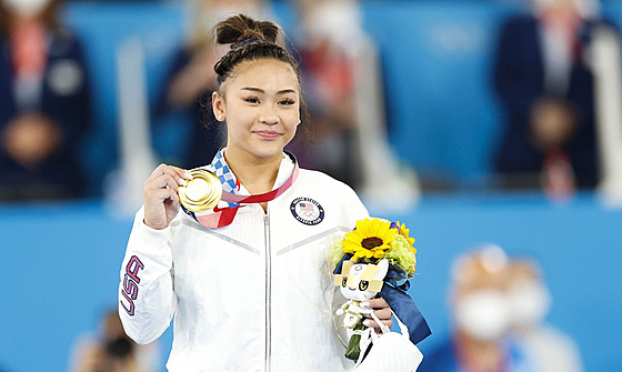 Americká gymnastka Sanisa Lee se zlatou medailí z olympijských her v Tokiu 2021