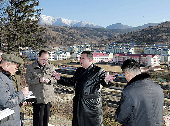 Vdce KLDR Kim ong-un navtívil pokraující výstavbu ve mst Samjijon. (16....