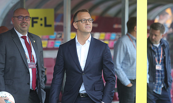 Majitel fotbalové Sparty Daniel Křetínský (vpravo) před derby se Slavií
