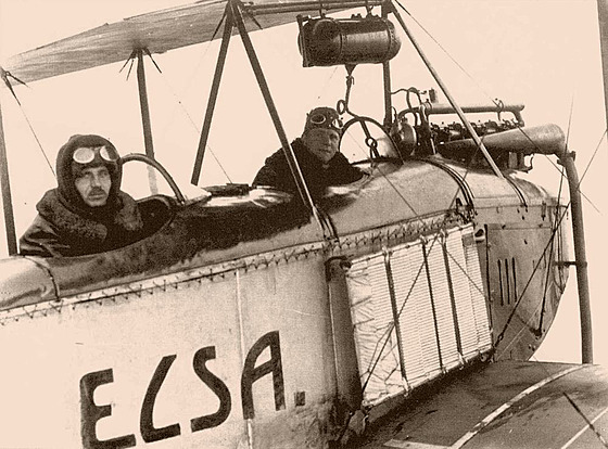 Pilot Rudolf Holeka vzadu, pozorovatel Jindřich Kostrba vpředu. Letadlo je typu...