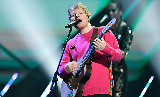 Ed Sheeran bhem svého vystoupení v Budapeti na MTV Europe Music Awards. (14....