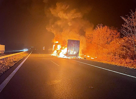 Hoící kamion na dálnici D5. (16. listopadu 2021)