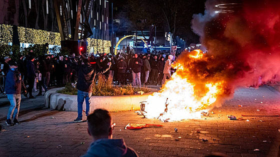 Protesty proti lockdownu v Rotterdamu. (19. listopadu 2021)