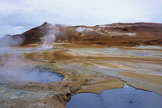 Nedaleko od sebe le ivouc (a pchnouc) geotermln pole s jezrky vrouc...