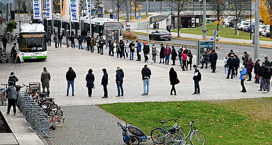 Lidé stojí ve front na okování proti covidu-19 v Impfbusu v Salcburku. (15....