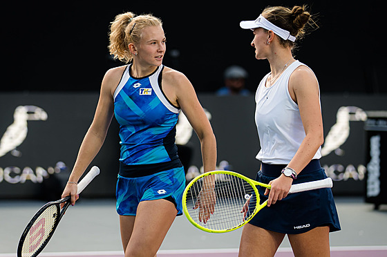 Barbora Krejíková (vpravo) a Kateina Siniaková se radí v semifinále Turnaje...