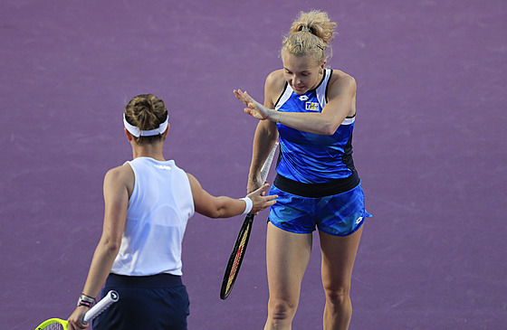 Barbora Krejíková (vlevo) a Kateina Siniaková se povzbuzují ve finále tyhry...