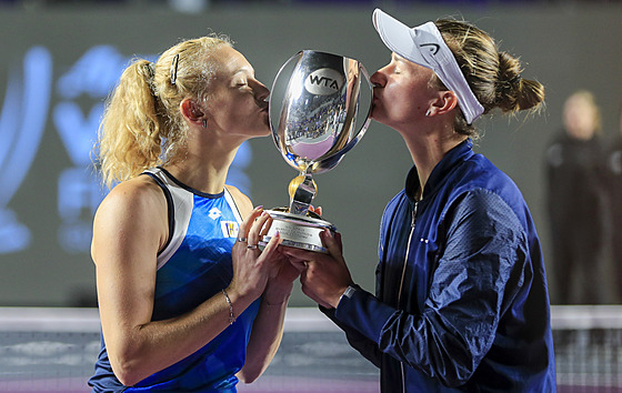 Barbora Krejíková (vpravo) a Kateina Siniaková líbají trofej pro ampionky...