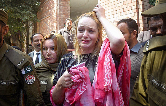 eka Tereza Hlková krátce poté, co ji pákistánský soud poslal na 8 let a 8...