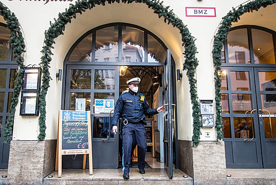Bavorská policie kontroluje, zda restaurace dodrují protikoronavirová...