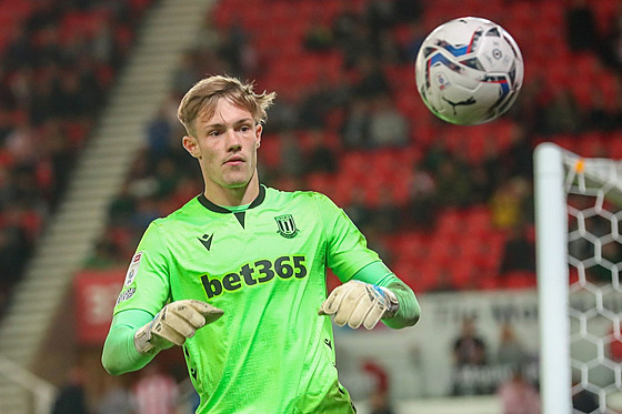 Branká fotbalist anglického Stoke City Josef Bursik, jeho ddeek Josef...