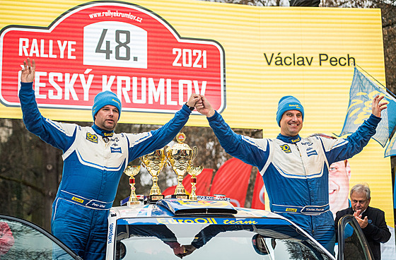 Rallye eský Krumlov ovládl Václav Pech (vpravo), jeho navigoval Petr Uhl...