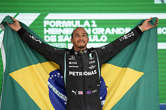 Lewis Hamilton z Mercedesu pózuje s brazilskou vlajkou po vítzné stíhací jízd...