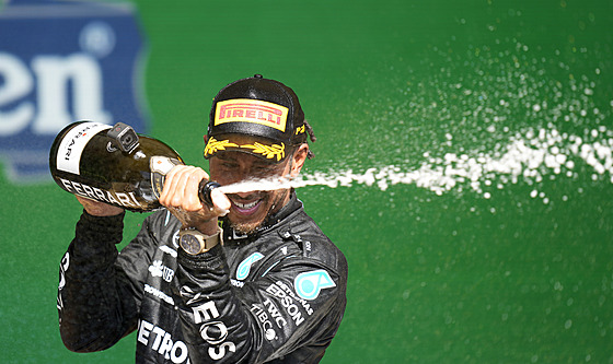 Lewis Hamilton a tradiní ampaské po vítzství ve Velké cen Brazílie.