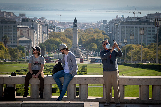 Portugalci si uívají sluneného dne v lisabonském parku. (9. listopadu 2021)
