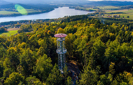 Pohled z dronu na rozhlednu Dobrá voda, která stojí nad Horní Planou. Lokalita Karlovy Dvory je vlevo.