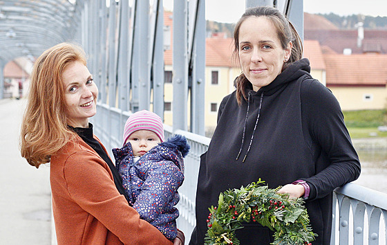 Veronika Puhačová (vlevo) a Petra Huislová tvoří květinové vazby pod značkou...