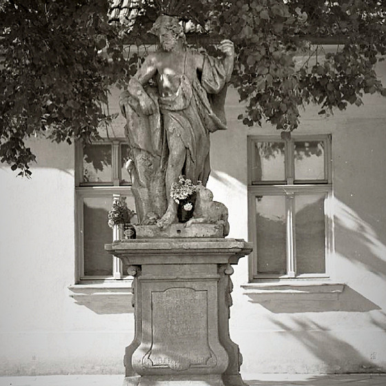 Socha Jana Křtitela dříve stála před domem v brněnské Olomoucké ulici.