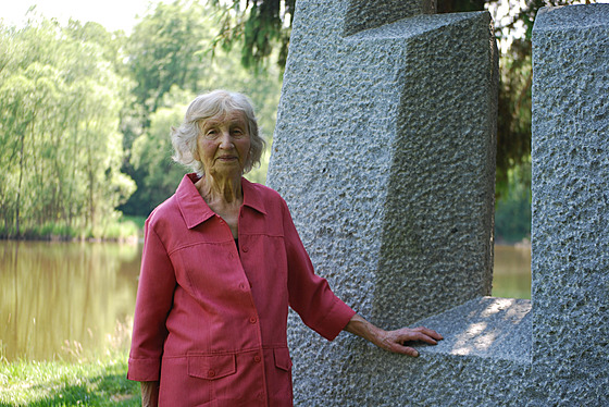 Poslední přeživší z Ležáků Jarmila Doležalová oslavila 82. narozeniny.