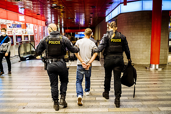 Policejní hlídka zatýká muže na Hlavním nádraží v Praze.