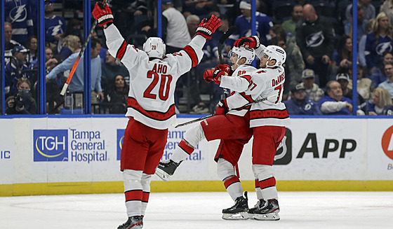Tony DeAngelo a Sebastian Aho slaví vít�zný gól Caroliny v prodlou�ení, který...