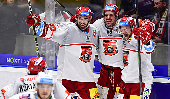 Ahti Oksanen (zleva), Jérémie Blain a Christophe Lalancette slaví gól Hradce...