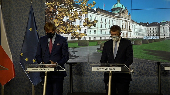 Adam Vojtch a Andrej Babi na tiskové konferenci vlády
