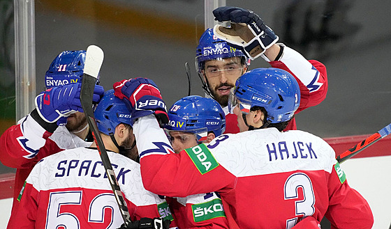 Čeští hokejisté se radují z gólu na MS proti Slovensku.