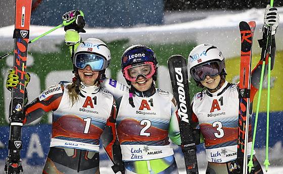 Slovinská lyaka Andreja Slokarová (uprosted) vyhrála paralelní slalom v Lech...