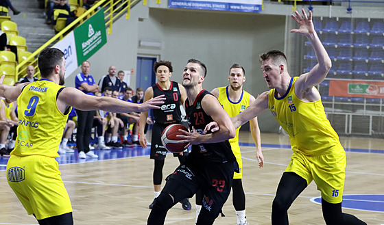 Opavtí basketbalisté Filip Zbránek a Mattias Markusson se snaí ubránit...