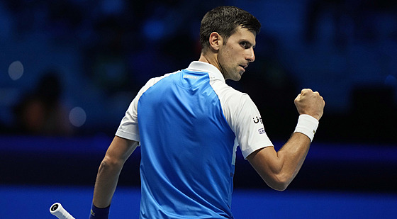 Srbský tenista Novak Djokovi se raduje v prbhu duelu s Andrejem Rubljovem z...