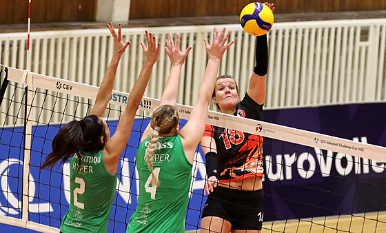 Univerzálka ostravských volejbalistek Sandra Kotlabová úto�í vedle aténského...