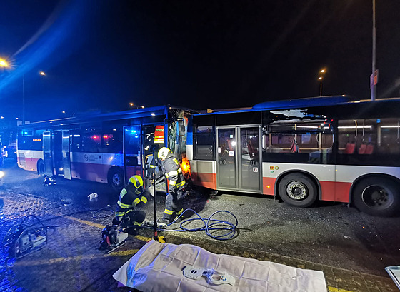 V úterý veer se v Praze srazily autobusy MHD, jeden idi byl ván zrann....