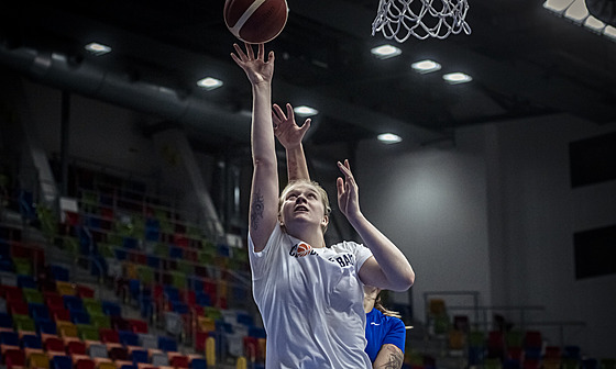 Julia Reisingerová zakonuje na tréninku basketbalové reprezentace