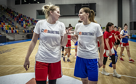 Julia Reisingerová (vlevo) a Alena Hanuová po  tréninku basketbalové...