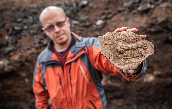 Archeolog Muzea Náchodska Jan Koál ukazuje zlomek kachle (19. 10. 2021).
