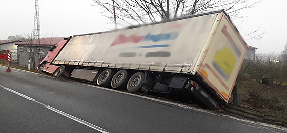 Osmačtyřicetiletého řidiče kamionu během jízdy postihla náhlá zdravotní...
