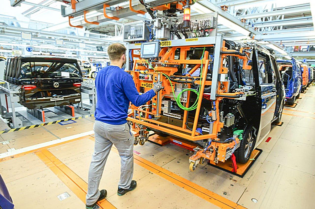 Německý autoprůmysl čeká propouštění. Výrobu stěhuje na východ