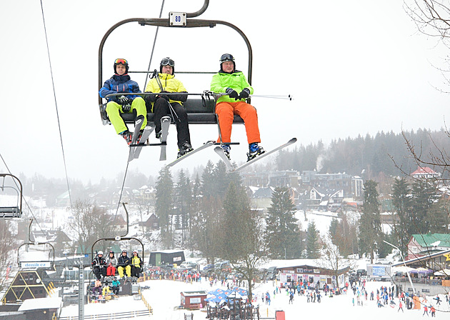 Lyžaři si letos připlatí za skipasy i služby. Omezení střediska neplánují