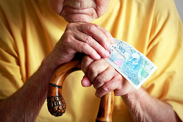 Doba pobírání důchodu se prodlužuje. Penze loni trvala v průměru přes 24 let
