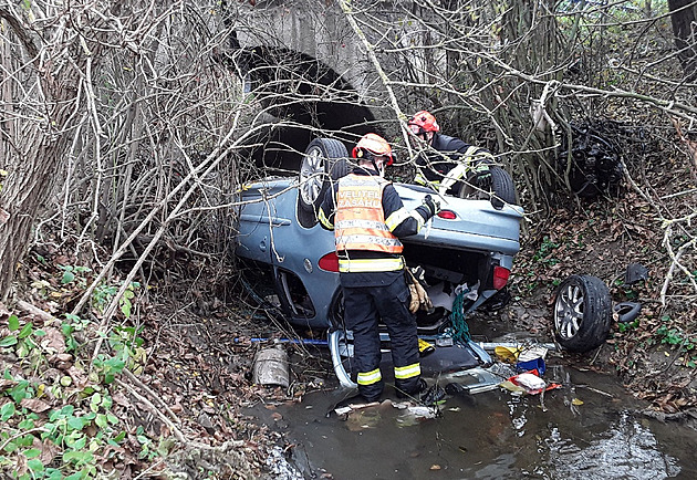 Hasii na Vykovsku vyproovali auto, které se po nárazu do zábradlí...