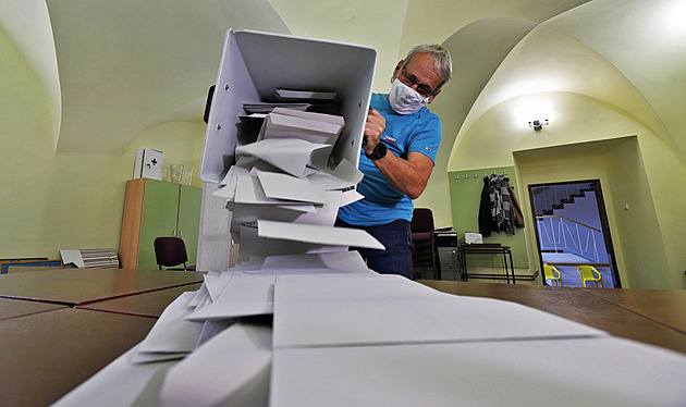 Sčítání volebních hlasů na okrsku č. 4 v Chebu. (9. října 2021)