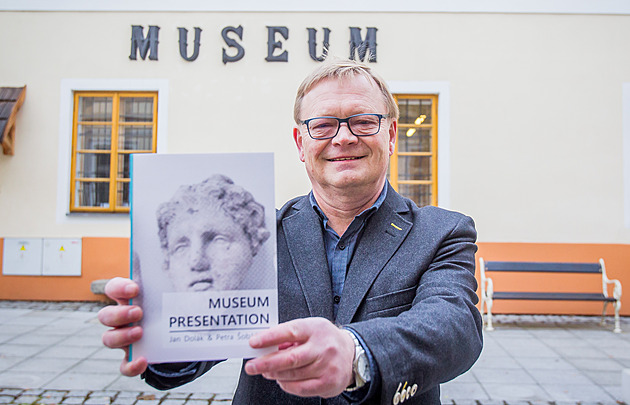 Jan Dolák pedstavuje knihu Museum Presentation, kterou napsal s olomouckou...