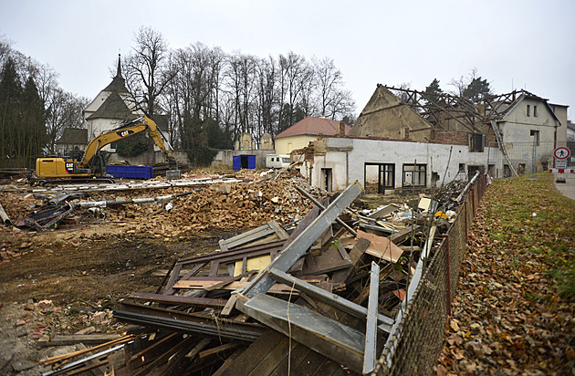 Takto vypadaly demoliní práce ve svátek 17. listopadu. ást areálu u byla...