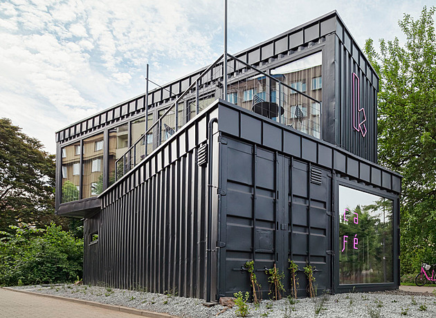 OBRAZEM: Kavárna z kontejnerů i nový hřbitov usilují o cenu za architekturu