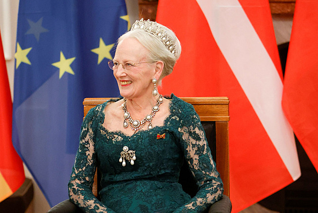 Dánská královna se omluvila rodině za odebrání titulů. Na rozhodnutí trvá