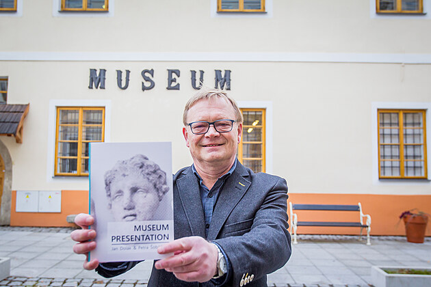 Jan Dolák pedstavuje knihu Museum Presentation, kterou napsal s olomouckou...